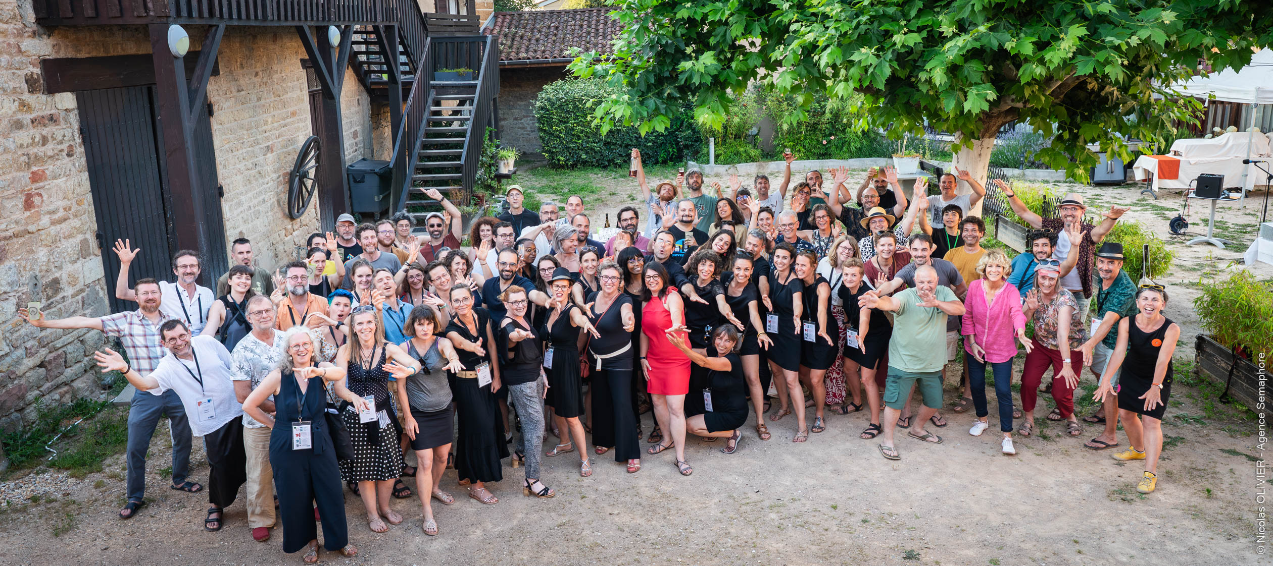 AG Oxalis 2025 groupe saluant